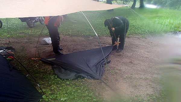 タープの下でテント設営